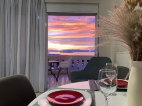 Stephanie's Place - Charming Apartment with Sea View